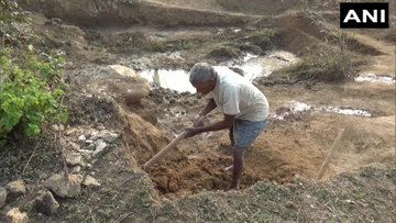 timesofindia's tweet photo. Bihar: Laungi Bhuiyan, the man who carved out a 3-km canal, is digging out another canal to take rainwater of nearby hills to 5 villages in Gaya

"I decided to dig the canal by myself &amp; I am very sure that water will reach these 5 villages soon," Bhuiyan says https://t.co/Q5WPrbqLia