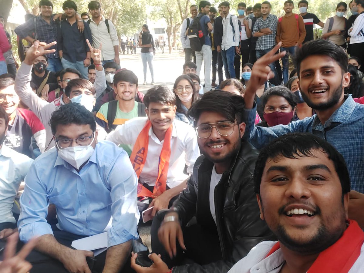 Bhargav6177's tweet photo. એલ જે ઇન્સ્ટિટ્યૂટ ઓફ ફાર્મસી ના પ્રિન્સિપાલ નો વિદ્યાર્થીઓ ને સપોર્ટ..🙏🔥
ટ્રસ્ટી ( મનીષ શાહ) પ્રિન્સિપાલ (શ્રીરાજ શાહ) નો ફોન નથી ઉપાડી રહ્યા અને વિધાર્થી ઓ અહીંયા ધરણા ધરીને બેઠા છે..🙏🔥🔥🔥🔥
@jitu_vaghani @CMOGuj @PMOIndia @Bhupendrapbjp https://t.co/k6qbVA5fxs