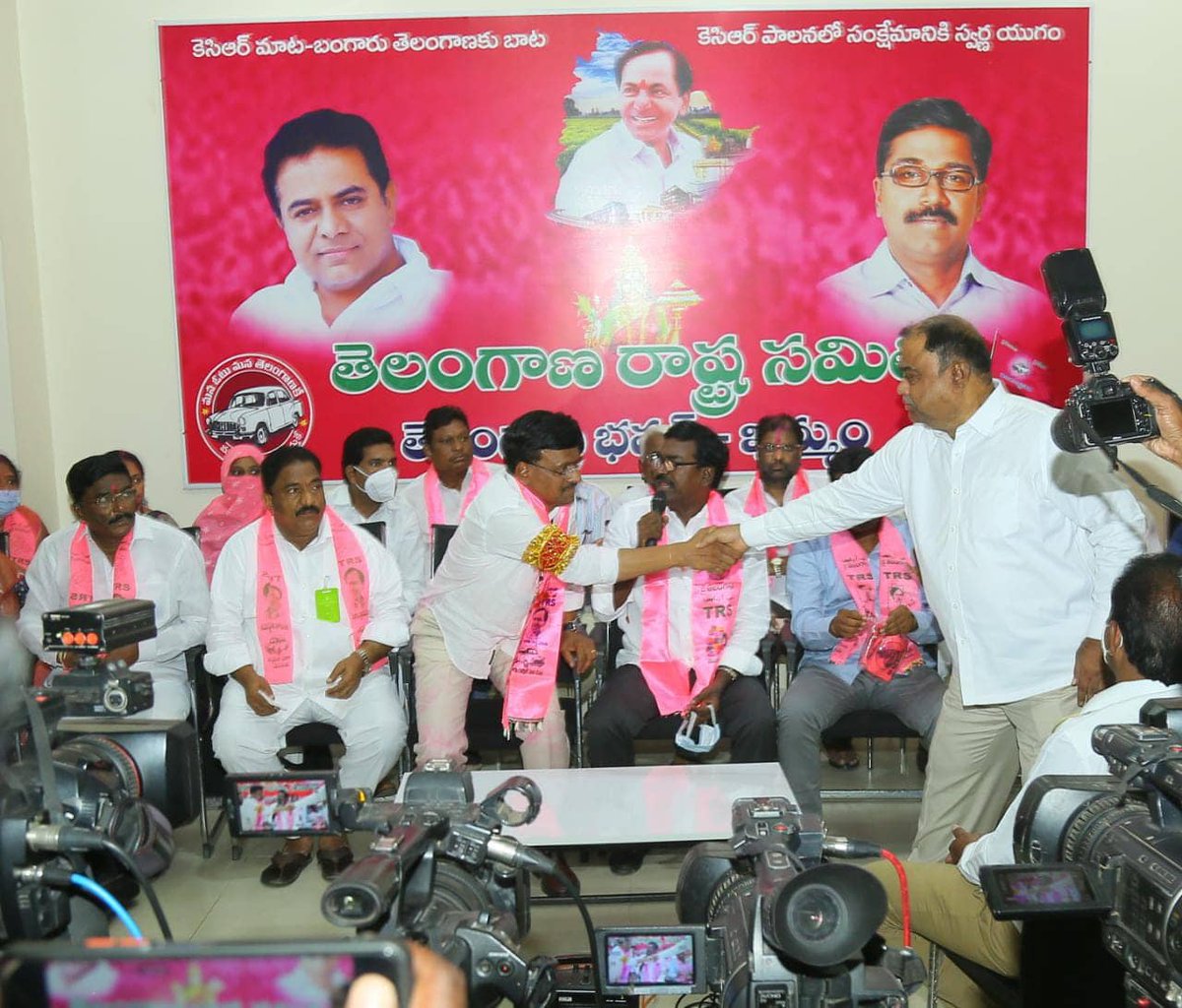 Kandala_mla's tweet photo. ✍️ఖమ్మం జిల్లా తెలంగాణ భవన్ నందు ఉమ్మడి ఖమ్మం జిల్లా స్థానిక సంస్థల ఎమ్మెల్సీ ఎన్నికలో గెలుపొందిన తాత మధు గారికి శుభాకాంక్షలు తెలిపిన *పాలేరు శాసన సభ్యులు శ్రీ కందాళ ఉపేందర్ రెడ్డి గారు* @KTRTRS @trspartyonline @TelanganaCMO https://t.co/3NN815WSKa