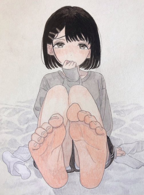 靴下を脱いで足を見せてくれる女の子のイラストです 
