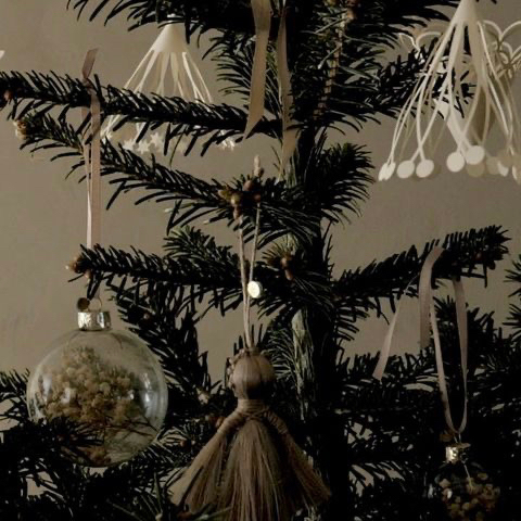 a little holiday cheer 🎁
.
.
.
.
.
📷 <a href="/fermliving/">fermLIVING</a>