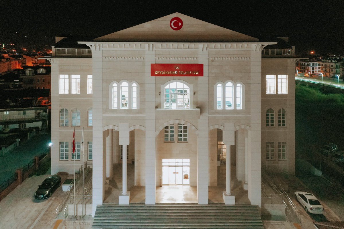 Huzur şehri Seydikemer’imizin çehresini değiştiren, ilçe meydanına modern bir görünüm kazandıran, tüm hizmet birimlerimizi tek bir çatı altında toplayan yeni binamızdaki ilk yılımız kutlu olsun🎉 

Gönül belediyeciliği ile nice yıllara…

#BizBirlikteSeydikemeriz