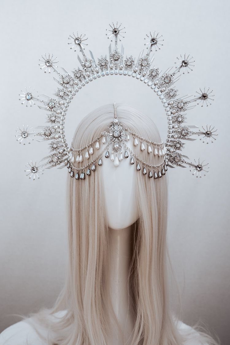 all_dresses_'s tweet photo. 이런 형태의 장식을 Halo crown이라고 하나봐 광휘의 관이라니,, 자극 max https://t.co/viFhn2TqkW