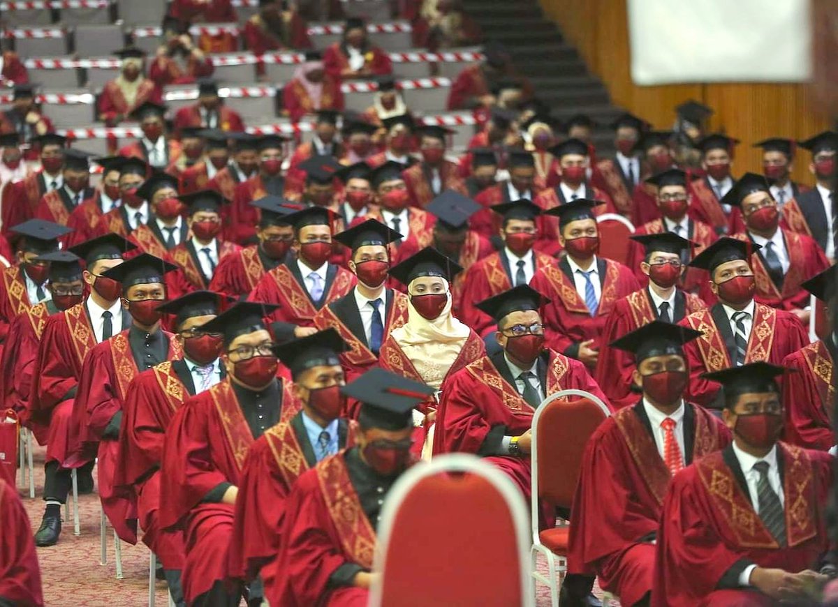 utm_my's tweet photo. ๐ผSekuntum bunga di antara kumbang.
Cuba teka graduan bidang apa?
#konvo64UTM
#UTM64thConvocation https://t.co/XBMgoIESue