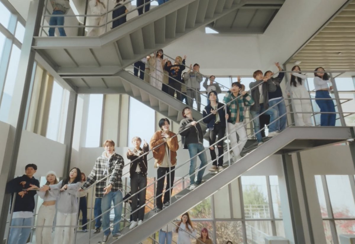 jungwooyy's tweet image. ใดๆคือเป็นเพลงที่ใช้ทรัพยากรมนุษย์เยอะมาก แค่เมมเบอร์เฉยๆก็เยอะแล้ว รวมแบคอัพเข้าไปอีกคือตาลาย หาเมนไม่เจอ