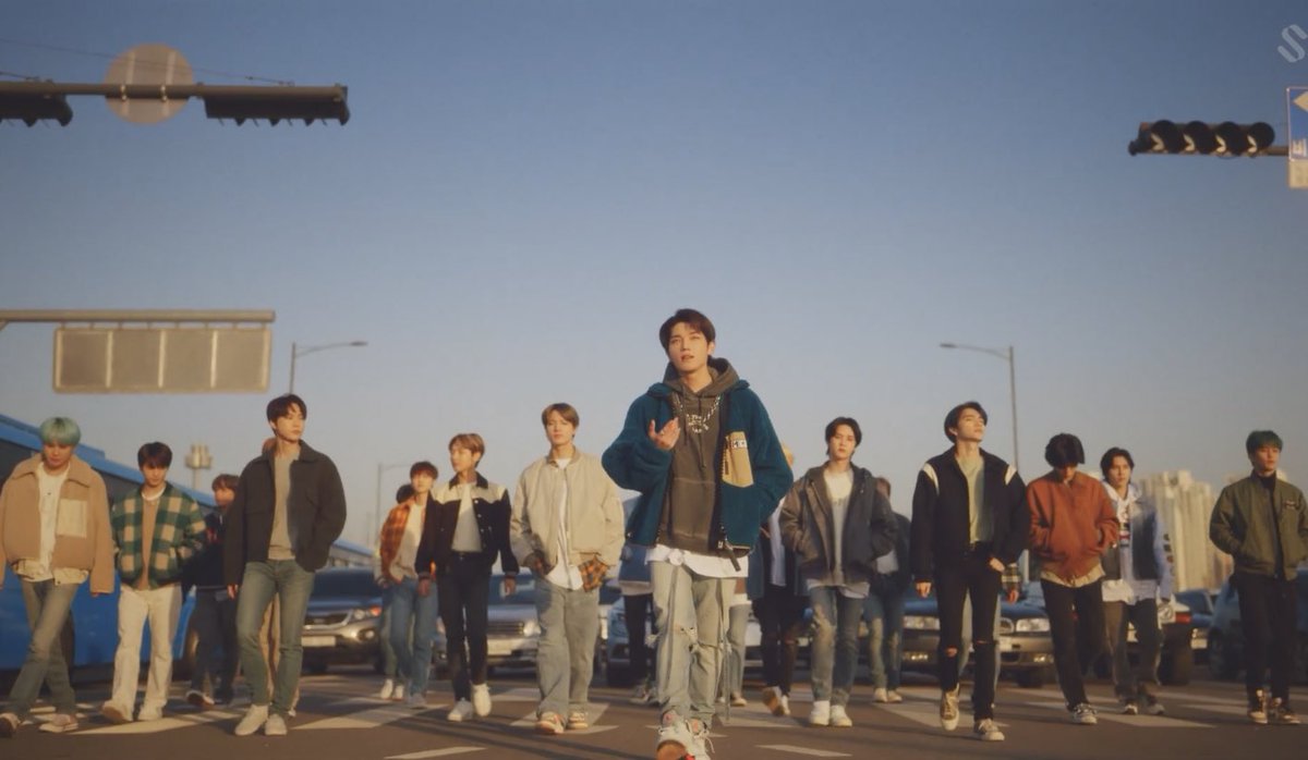 jungwooyy's tweet image. ใดๆคือเป็นเพลงที่ใช้ทรัพยากรมนุษย์เยอะมาก แค่เมมเบอร์เฉยๆก็เยอะแล้ว รวมแบคอัพเข้าไปอีกคือตาลาย หาเมนไม่เจอ