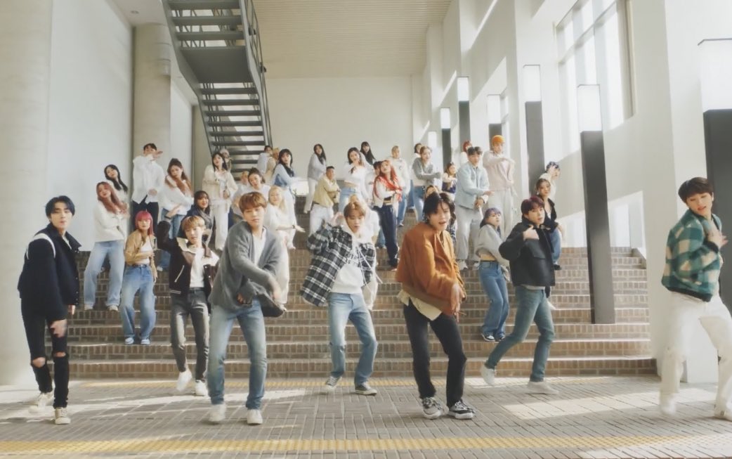 jungwooyy's tweet image. ใดๆคือเป็นเพลงที่ใช้ทรัพยากรมนุษย์เยอะมาก แค่เมมเบอร์เฉยๆก็เยอะแล้ว รวมแบคอัพเข้าไปอีกคือตาลาย หาเมนไม่เจอ