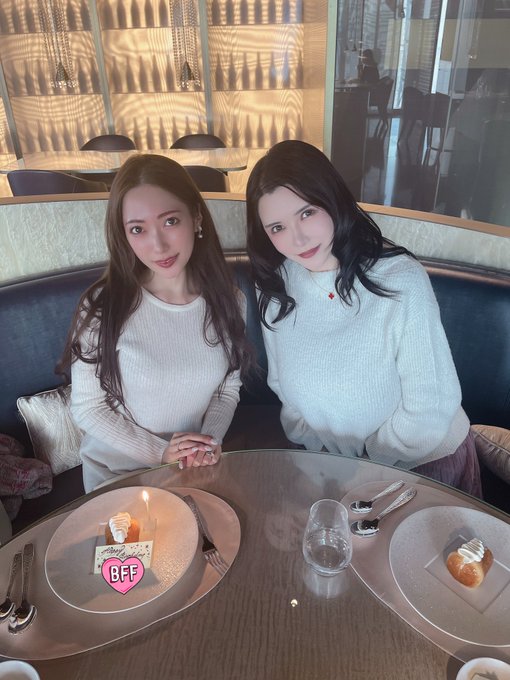 2 pic. ナチュラルに双子コーデで
珍しくした巻き髪まで同じで
ういちゃんは本当に会話が共鳴する
不思議な人✨
ARMANI CAFEがまた雰囲気もお料理も良くて最高でした?
また近々デートします?