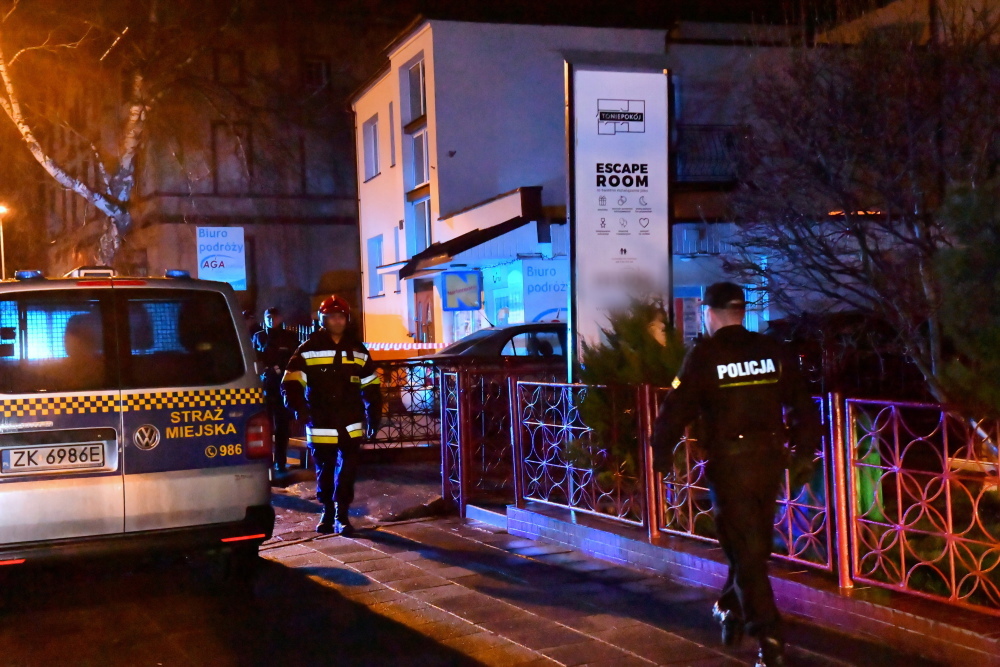 twojeradiofm's tweet photo. Przed Sądem Okręgowym w Koszalinie we wtorek rozpoczął się proces czworga oskarżonych o umyślne stworzenie niebezpieczeństwa wybuchu pożaru w escape roomie "To Nie Pokój", do którego doszło 4 stycznia 2019 r.

https://t.co/UKqu2Ecbin https://t.co/gV5JHsrIoB
