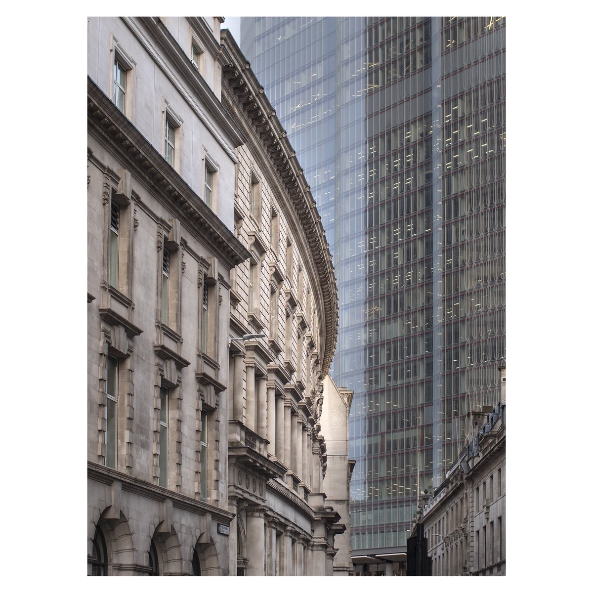 LeoHillier's tweet photo. Threadneedle Street, London. London is the best city I know for the juxtaposition of architectural styles. A walk always throws up new combinations. #architecture #photography #London #threadneedlestreet https://t.co/8dKnVQq4Hn
