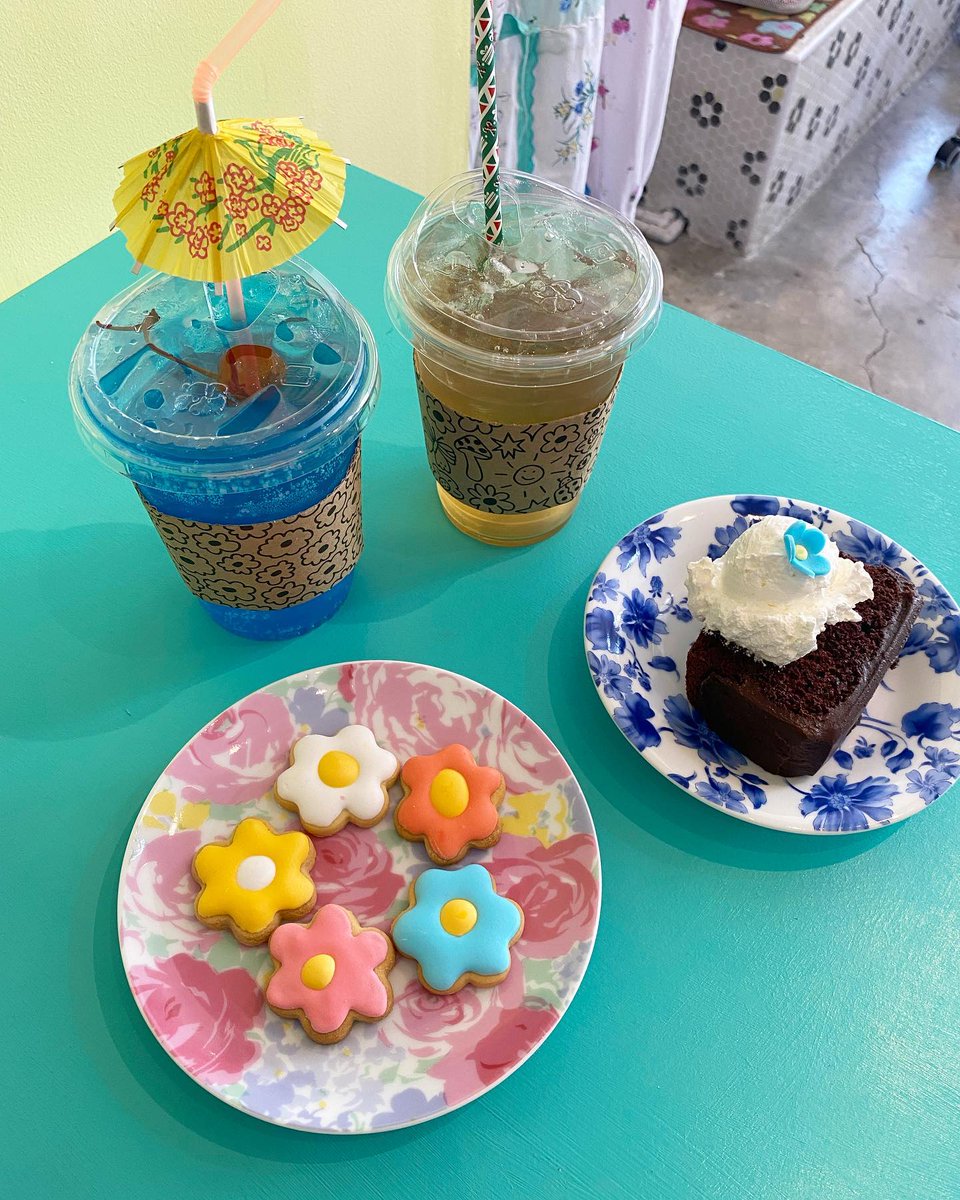 olddaybloom's tweet photo. Cherry sky🍒 80.-
Honey lemon tea🍋 90.-
Old day cookies🌼 100.-
Chocolate cake🍫 150.- https://t.co/7tduKxiyKX