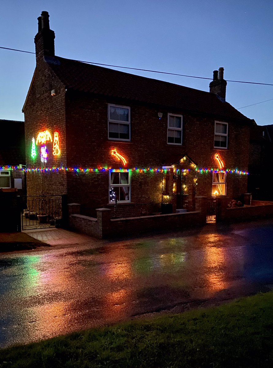 feel_paul's tweet photo. #christmas #illuminations on a wet night in #HighCatton near #stamfordbridge #york @sbib_bloom #itsgrimupnorth #keepitcountry in #godsowncounty @East_Riding of #Yorkshire https://t.co/VAeTTsnpEV