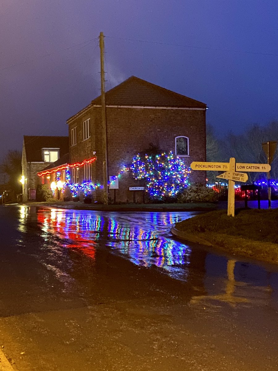 feel_paul's tweet photo. #christmas #illuminations on a wet night in #HighCatton near #stamfordbridge #york @sbib_bloom #itsgrimupnorth #keepitcountry in #godsowncounty @East_Riding of #Yorkshire https://t.co/VAeTTsnpEV