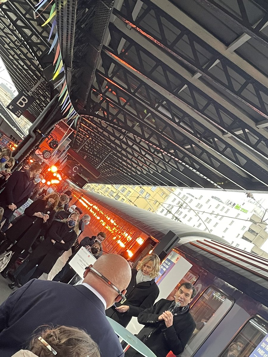 alainkrakovitch's tweet photo. Arrivée à Paris-Est pile à l’heure de notre train de nuit Vienne-Paris @SNCFVoyageurs @unsereOEBB après 14 heures de trajet. Une belle nuit pour le renouveau de la mobilité en #Europe. Départ pour #Vienne à 19h58 🙂
🌍 https://t.co/yKtI3jZivN
