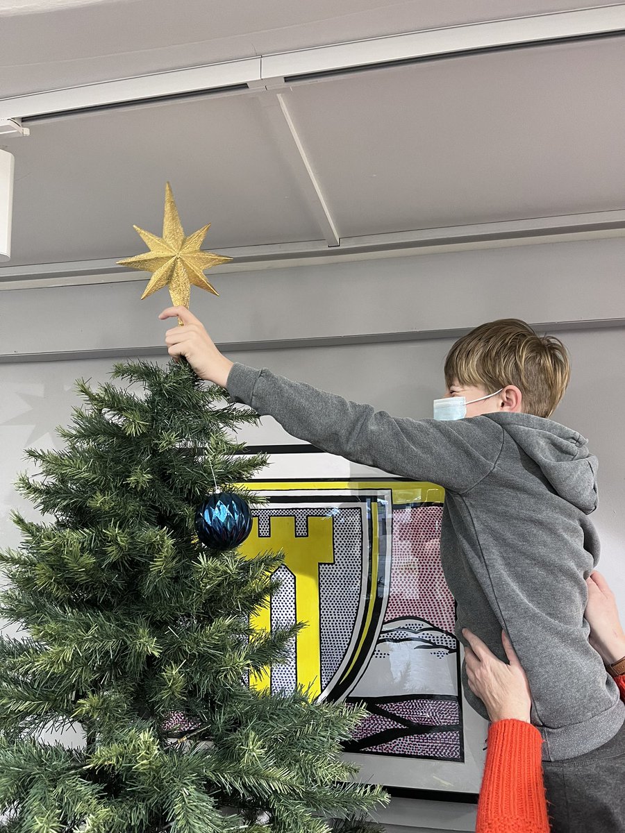 Have seen the Christmas tree🎄 in <a href="/CastleNewnham/">Castle Newnham</a> reception area? Did you know that is was decorated by our unicorn and functional skills classes. Bailey was lucky enough to place the ⭐️ on the tree.