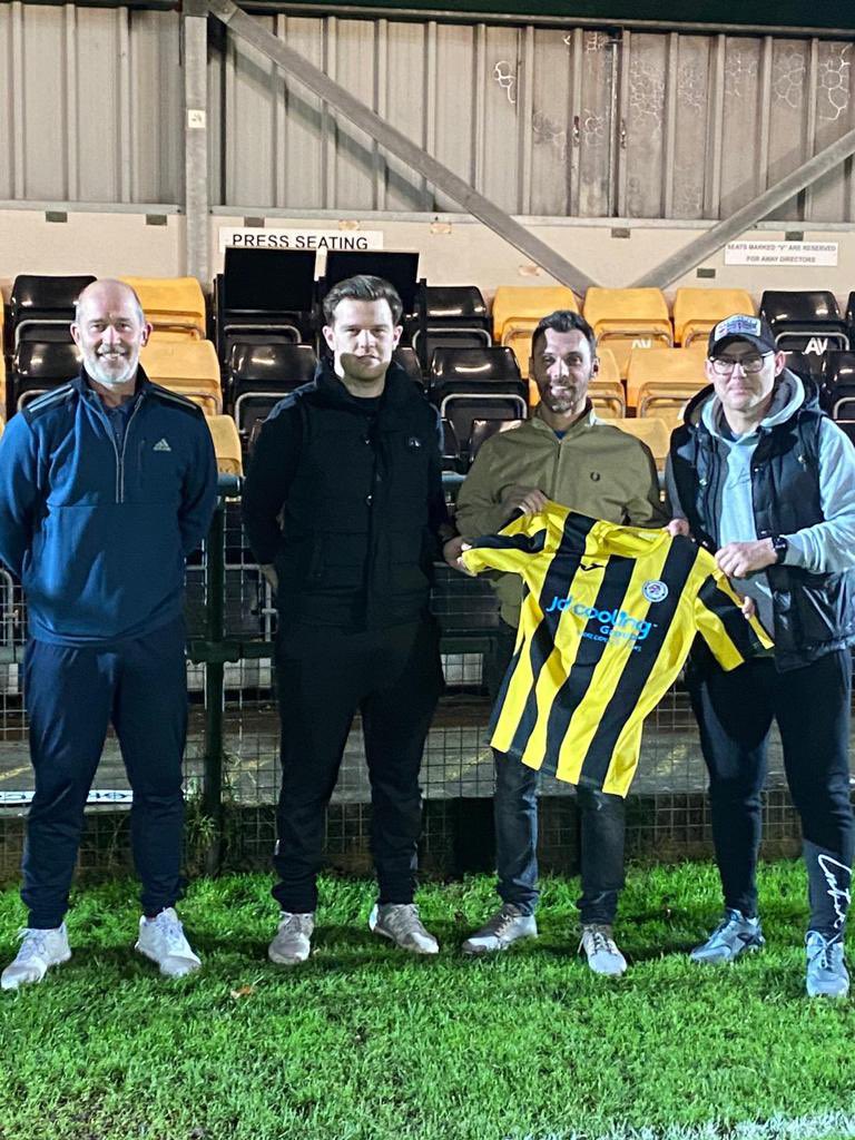 Holbeach_UtdFC's tweet photo. 🐯 New management 🐯- pictured below is Dean Elston welcoming the new management team. Ricky Drury (Player Coach), Danny Cliffton (Manager) &amp; Daniel Dobson (Assistant Manager &amp; Coach). https://t.co/epk7GS9cdv