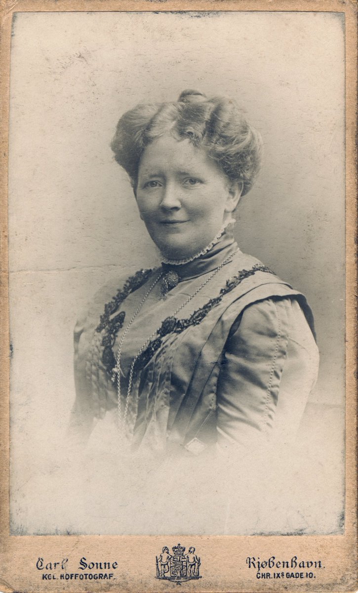 Ingibjörg H. Bjarnason fæddist á þessum degi, 14. desember, árið 1867. Hún var lengst af kennari og síðar skólastjóri Kvennaskólans í Reykjavík ásamt því að hafa verið fyrst kvenna kosin á þing fyrir hartnær 100 árum.

Skjalasafn Ingibjargar er varðveitt á Kvennasögusafni.