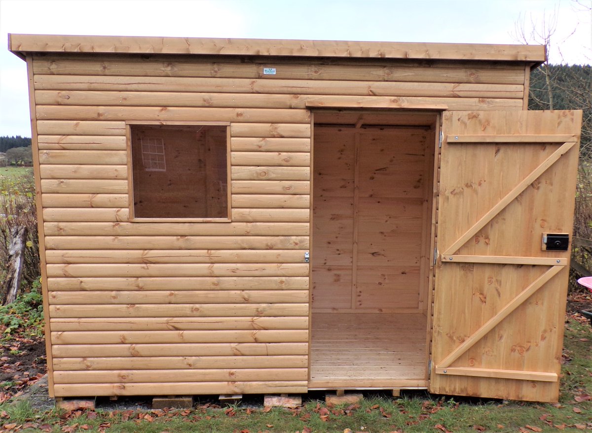 GardenHarker's tweet photo. Our most recent summerhouses.
In any weather (even the snow) our great team will get them built ready for you.
Order now to take advantage of our Christmas offer and receive 5 QUALITY WINE free.
#shed #summerhouse #harkergardenbuildings #freewine https://t.co/nrvg98n1YE