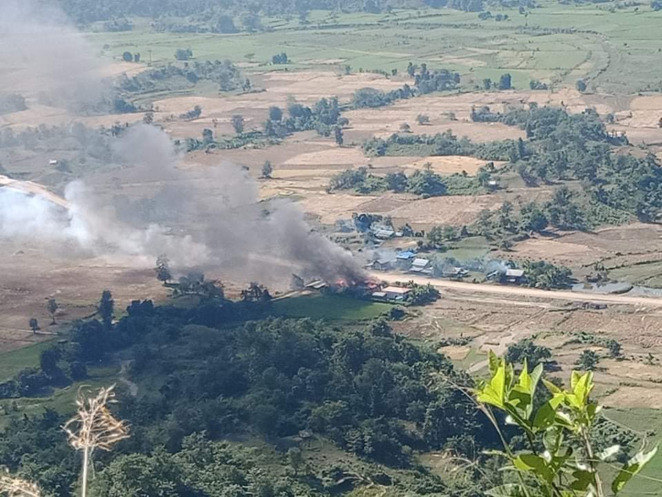 In Sagaing's Mingin Tsp: #MyanmarMilitaryTerrorists set on fire 3 villages and planted landmines. 2 locals were injured and lost their arms and legs because of the blast. Many villagers have been displaced.  #Dec14Coup #WhatsHappeningInMyanmar https://t.co/zXSiG4RJgr