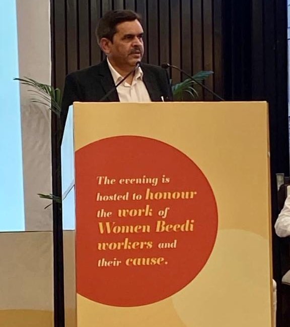 Shri @ashwani_mahajan National Convener, Swadeshi Jagaran Manch enlightening us about how Beedi Industry affects our lives and the women who depend on it for a livelihood. #BeediLivelihoodsMatter