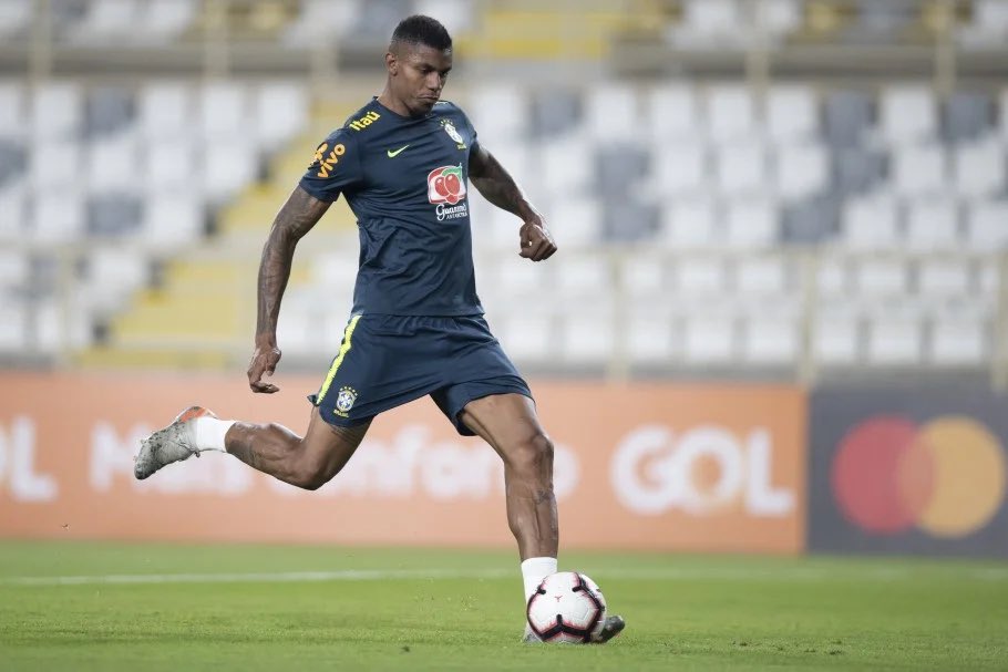 Palmeiras monitora o atacante Wesley Moraes, emprestado pelo Aston