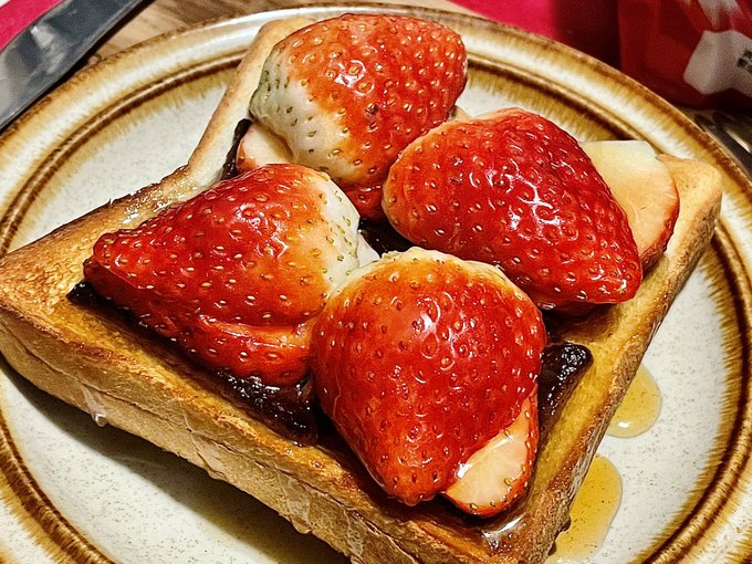 焼きチョコストロベリートーストのメープルシロップがけ
見た目も味もやべえ 