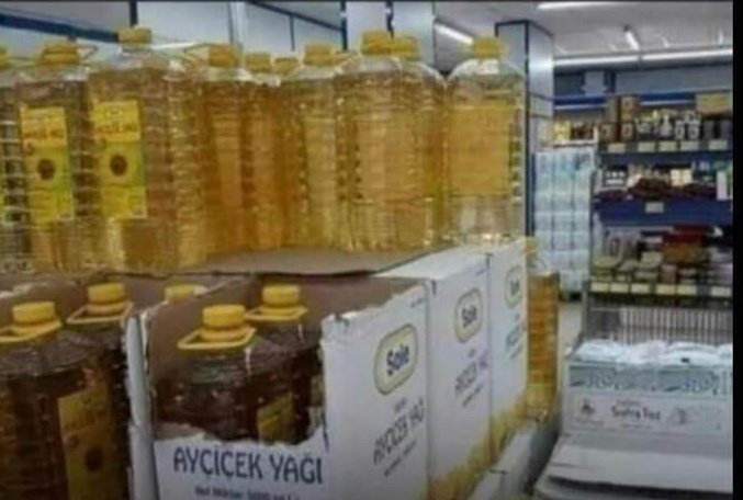 Mutlaka okuyun lütfen.
1 Ocak'a kadar #Bim #A101 ve #Şok un kapısını dahi açmıyoruz, alışveriş yapmıyoruz. Toplumda çoğunluk olarak aynı tepkiyi verirsek o fiyatları geri çekmek zorunda kalırlar. Biz 3 gün alışveriş yapmazsak, marketler bu üç günlük zararı 3 ayda ancak toparlar.