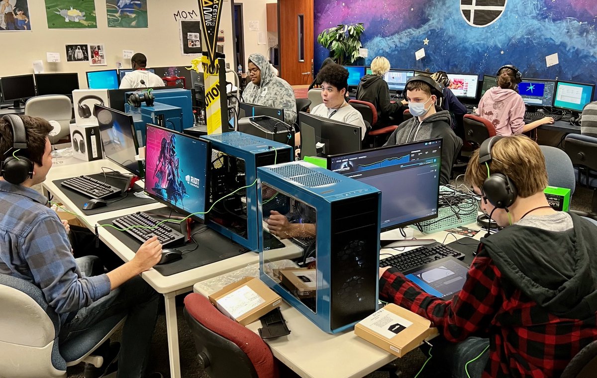 AtasHS_Esports's tweet photo. Santa came early to Atascocita Esports with our new monitors! We now have 10 phenomenal PCs &amp; are ready for next season competing at school! Thanks, @HumbleISD_AHS &amp; @CoachGKite! https://t.co/PruFbzgeze