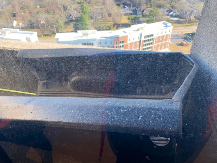 wxornotBG's tweet image. Nothing to see here, just a truck bed liner hanging out on the 27th floor of PFT. #kywx 😳