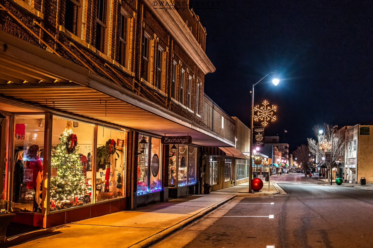 dwaynereaves's tweet photo. Love looking at store front decorations in small towns during the holidays! #photography #roxboronc #NorthCarolina #smalltown https://t.co/V6A6NNV3Ge