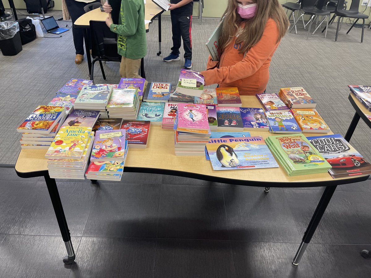 CEMediacenter's tweet photo. Happy Holidays from Central Elementary!  2 free books for every student!  @OrangeCoSchools @OCSLiteracy @ToysForTots_USA https://t.co/8nfLeJZs51