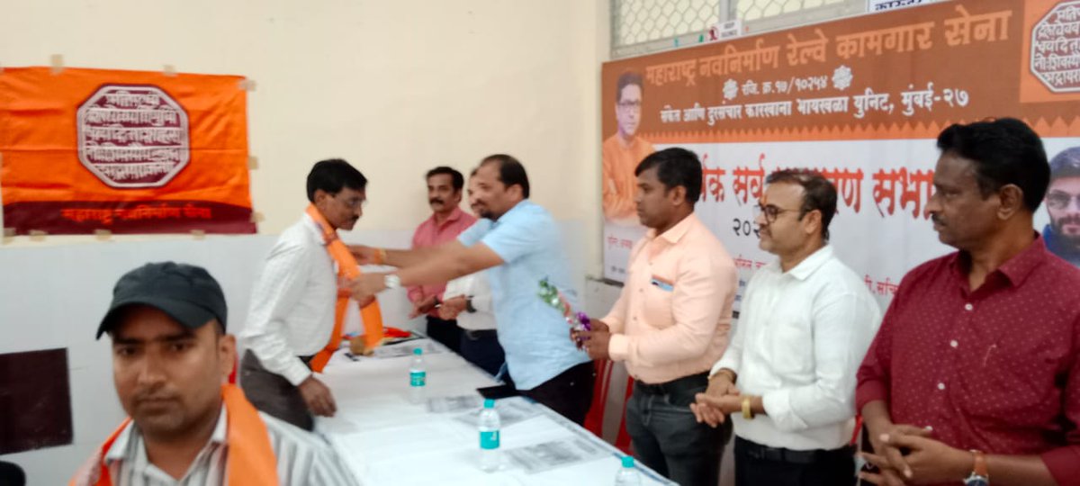 MNRKS_IR's tweet photo. मध्य रेल्वेच्या भायखळा येथील S &amp; T कारखाना येथील युनिटची वार्षिक सर्वसाधारण सभा आज पार पडली. केंद्रीय अध्यक्ष श्री जितेंद्र पाटील व पदाधिकारी ह्यांनी त्यास मार्गदर्शन केले. ह्यावेळी रेल्वे कर्मचारी ह्यांनी मनरेकासेना चे सदस्यत्व स्वीकारले. @8b10d148db88417 @jitupatil85 https://t.co/9vB2n5G8mI