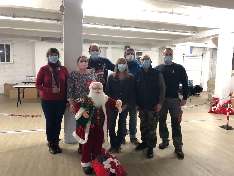 GroupeFDesprez's tweet photo. [Moment de convivialité] Distribution des colis de Noël ! Merci à toute l'équipe du CSE pour leur engagement et leur bonne humeur ! https://t.co/gRYE7WkVUU