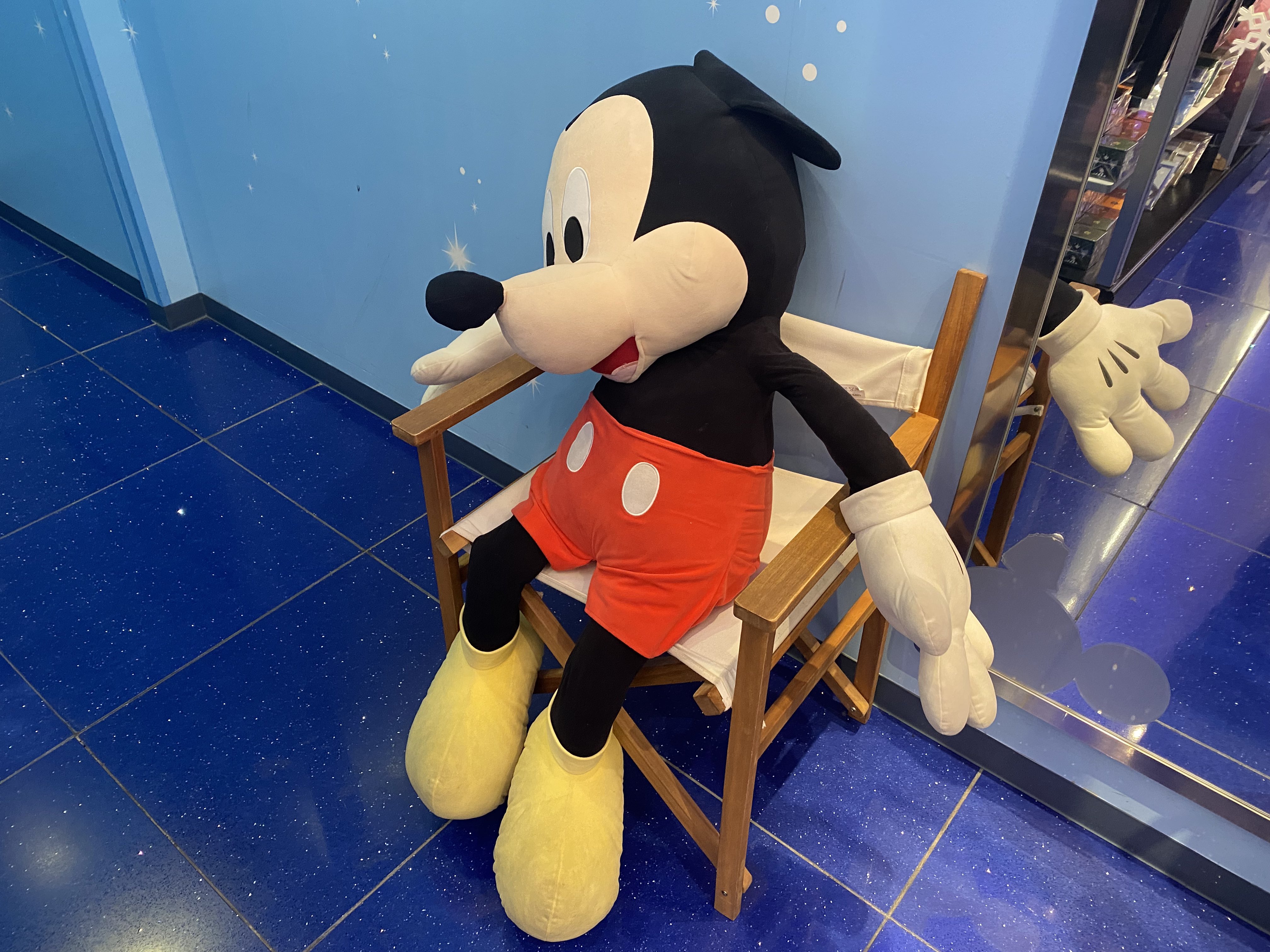 みっこ Sur Twitter 先日レイクタウンのディズニーストアに行ったんですけど ミッキーさんは店舗の隅っこで少々お疲れの様子でした いつも忙しいもんね お疲れ様 T Co Ytyjkajuj8 Twitter