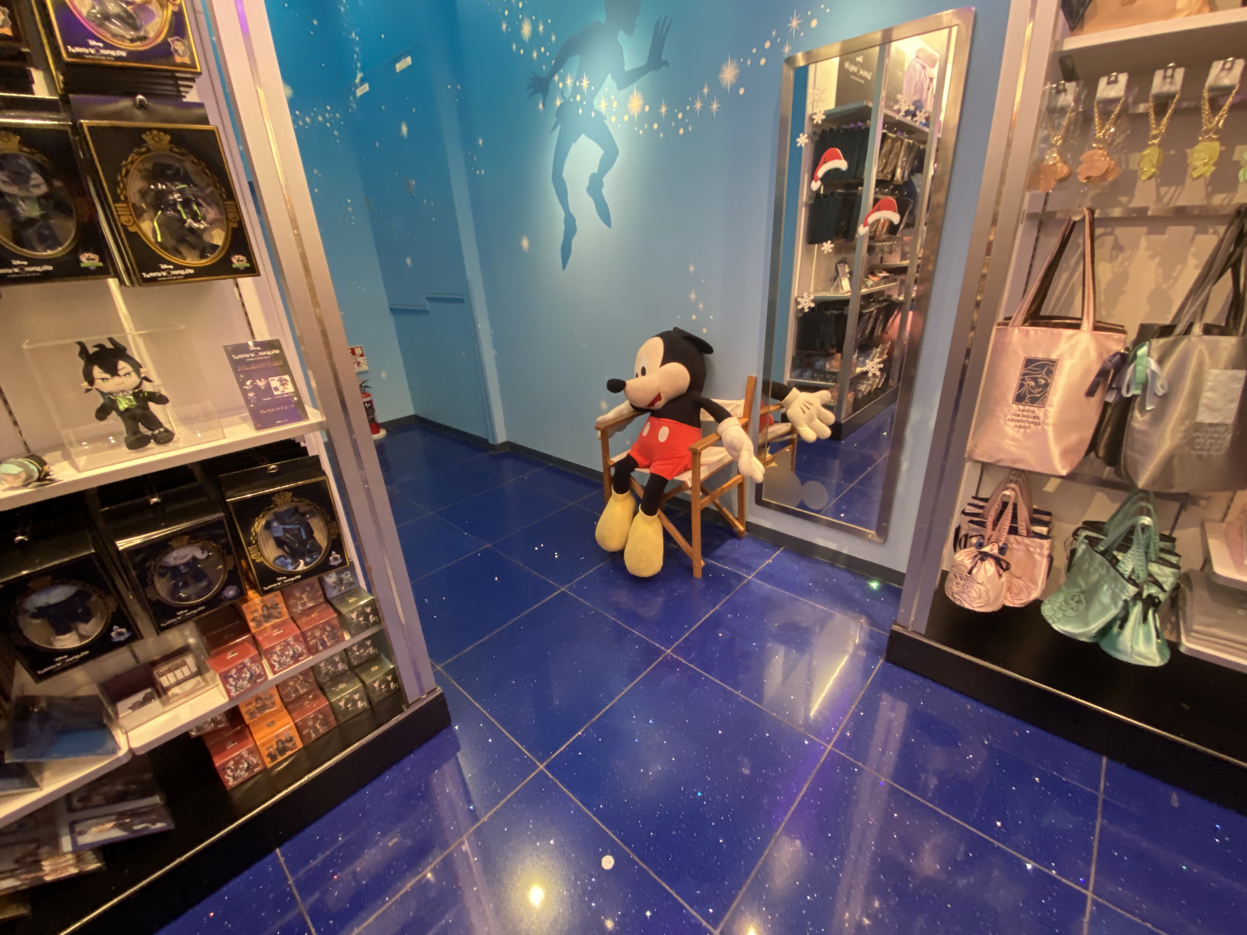みっこ Sur Twitter 先日レイクタウンのディズニーストアに行ったんですけど ミッキーさんは店舗の隅っこで少々お疲れの様子でした いつも忙しいもんね お疲れ様 T Co Ytyjkajuj8 Twitter