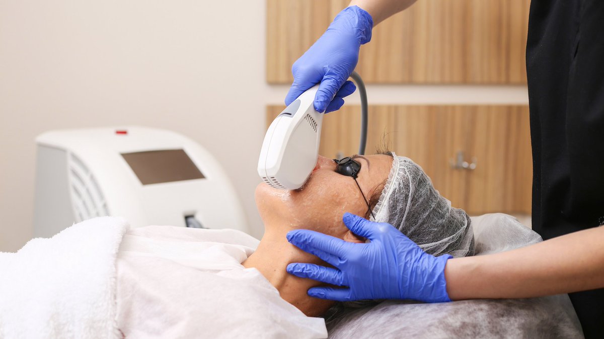 Sai che la luce pulsata è un valido trattamento non solo contro i peli superflui, ma anche per correggere lesione cutanee o inestetismi della pelle? 
Ce ne parla la Dott.ssa Maria Letizia D'Errigo, specialista in Dermatologia.
👉guryou.com/post/luce-puls…