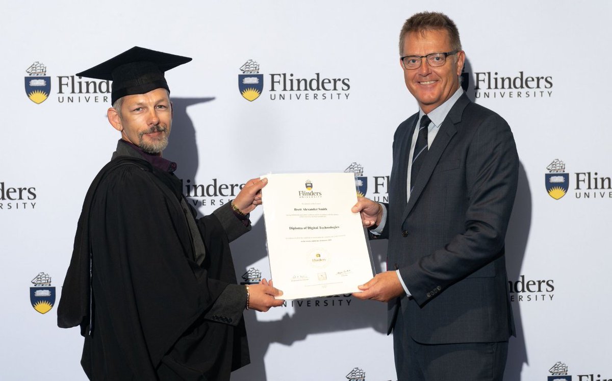 Big congrats to the wonderful Brett Smith from @BAESystemsAus, graduate of the #DigitalDiploma at @Flinders University, for winning the Graduate of the Year award for 2021 at the #AustralianDefenceIndustryAwards by @DefenceConnect 🎉👨‍🎓⭐️💪