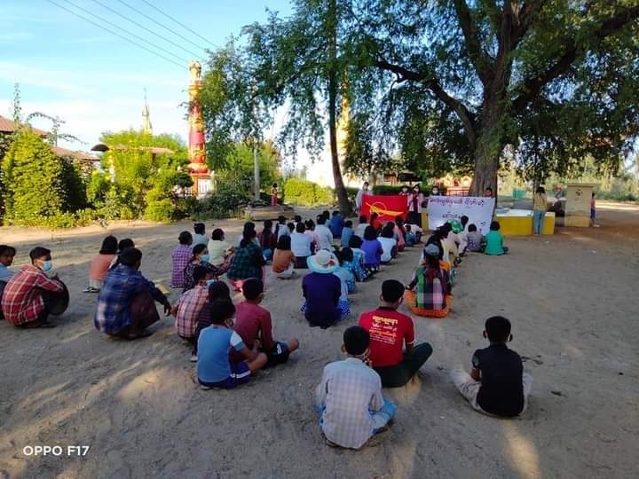 DemoRevoMM's tweet photo. Anti-coup revolutionary strike in a village from Sagaing's Yinmabin. 🪧

#Dec14Coup #HelpPoliticalPrisoners #WhatsHappeningInMyanmar https://t.co/QWLhqpbFT6