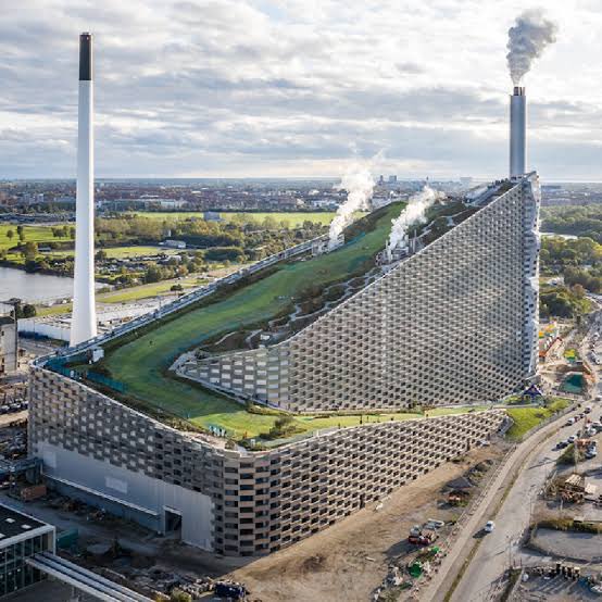 เดนมาร์กคือเท่มาก!  สร้างโรงไฟฟ้าเผาขยะยังไงให้มีพื้นที่สีเขียวในประเทศเพิ่ม ให้คนมาเล่นสเก็ต มา hiking  กัน แล้วฤดูหนาวตรงนี้ปรับเป็นลานสกีด้วย เพราะภูมิประเทศมีแต่พท.ราบ คนเดนมาร์กจะเล่นสกีต้องไปเล่นที่สวีเดน ตอนนี้ก็มาเล่นกันที่โรงไฟฟ้าเผาขยะแทน ความโคเปนเฮเกน เริศ