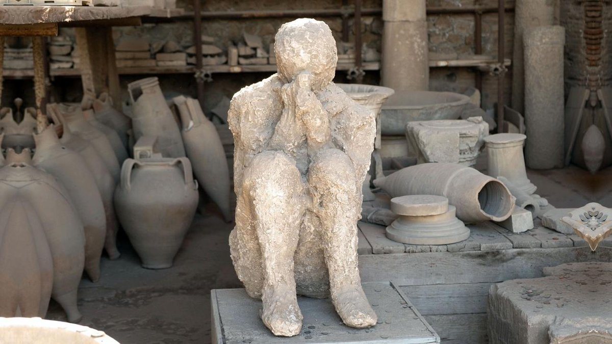 ZDFinfo's tweet photo. Innerhalb von 48 Stunden begräbt der #Ascheregen des #Vesuv die #römische Stadt #Pompeji unter sich. Der #Vulkanausbruch sorgt vor fast 2000 Jahren für ein #Inferno. Unsere #Doku #rekonstruiert die #Katastrophe: https://t.co/Nm6UgZllou https://t.co/NnO0j93qex