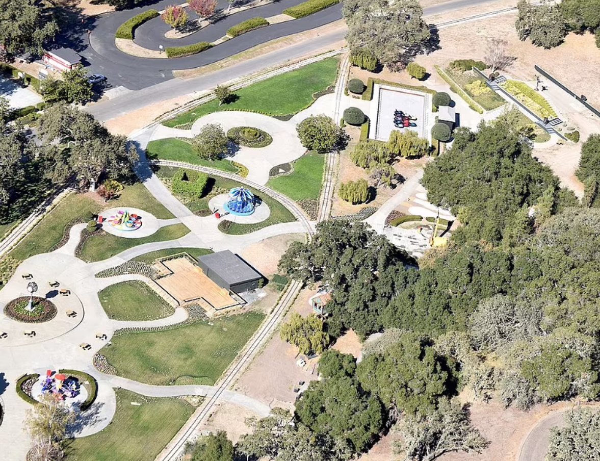 _neverIand's tweet photo. 13.12. BREAKING! Aerial photos show Michael Jackson's Neverland Ranch RESTORED to a children's fairytale complete! Many rides are really returned. It is not yet known for what purpose, but the ranch is starting to come to life! https://t.co/moNdieivwB