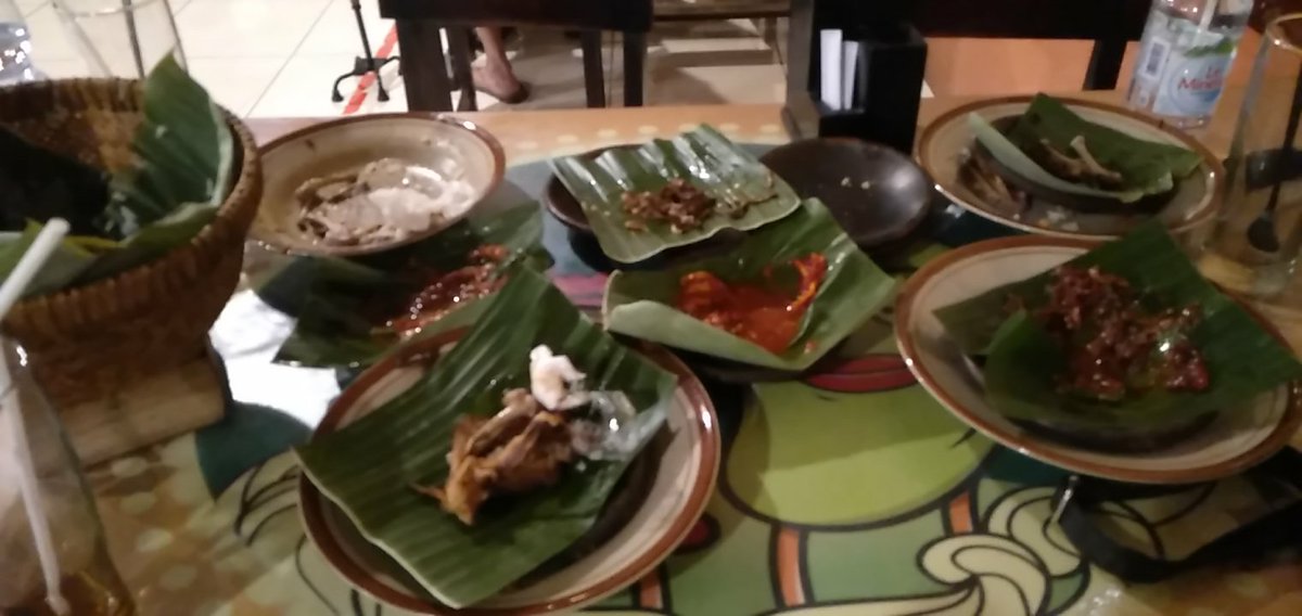 diah_jannah's tweet photo. @BTS_twt_MlNSUGA Maaf beb hari ini aku pulang telat ada acara makan malam sm temen diluar. Nanti tak bungkusin sambel teri kesukaanmu🤗 https://t.co/QyTXt6suSd