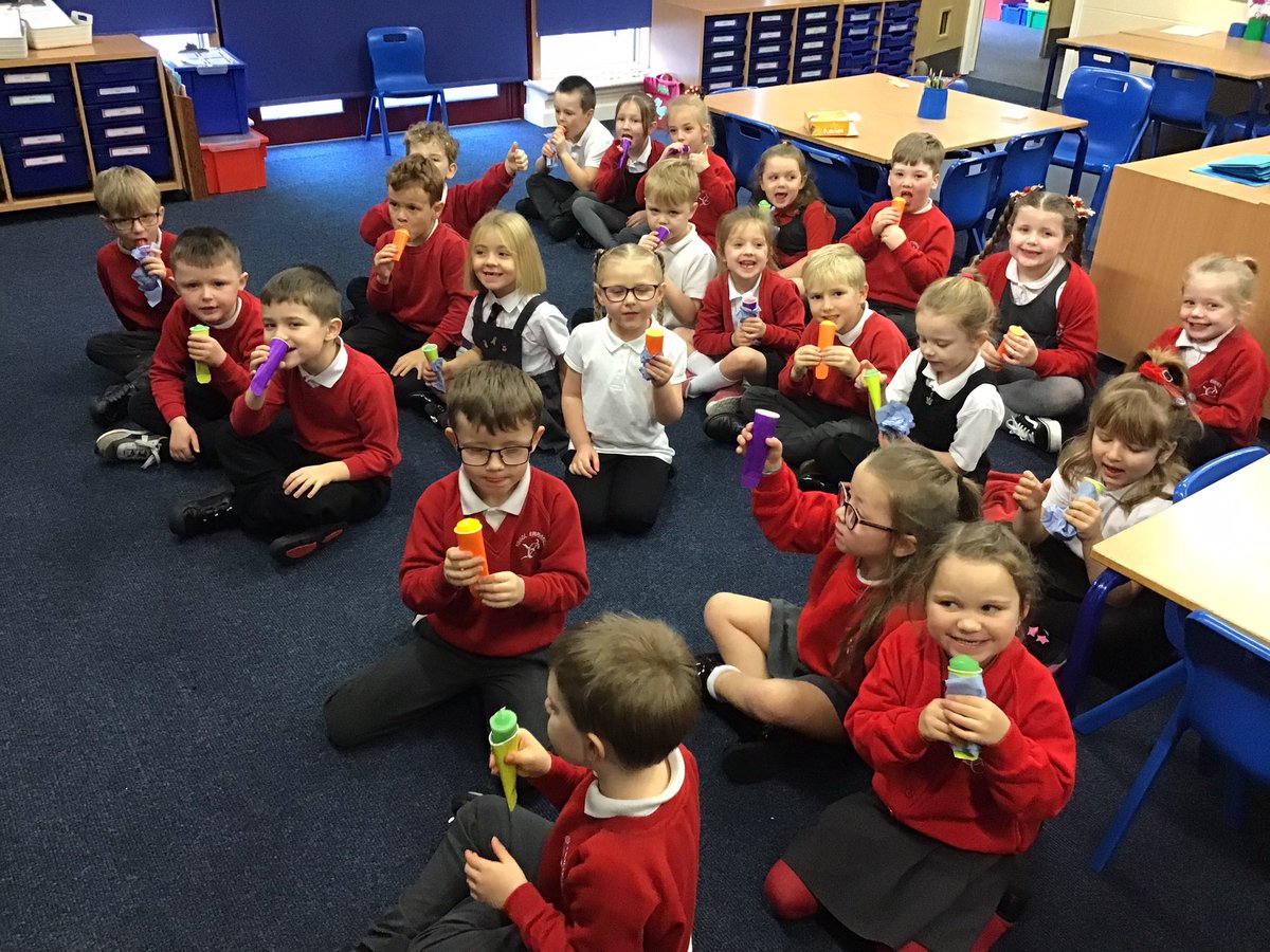 1pMiss's tweet photo. @YsgolEmmanuel Enjoying an ice lolly whilst watching the panto! 😋 @1pMiss https://t.co/2ocZif0ySg