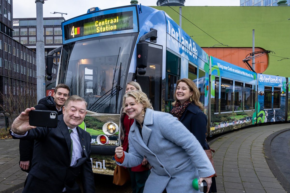 Daar is ie dan! Onze kleurrijke Ierland tram die de komende paar weken door Amsterdam en Rotterdam rijdt, met een focus op Cork als de toegangspoort tot de Wild Atlantic Way kustroute! Met dank aan <a href="/IrelandinNL/">Embassy of Ireland in The Netherlands</a>
