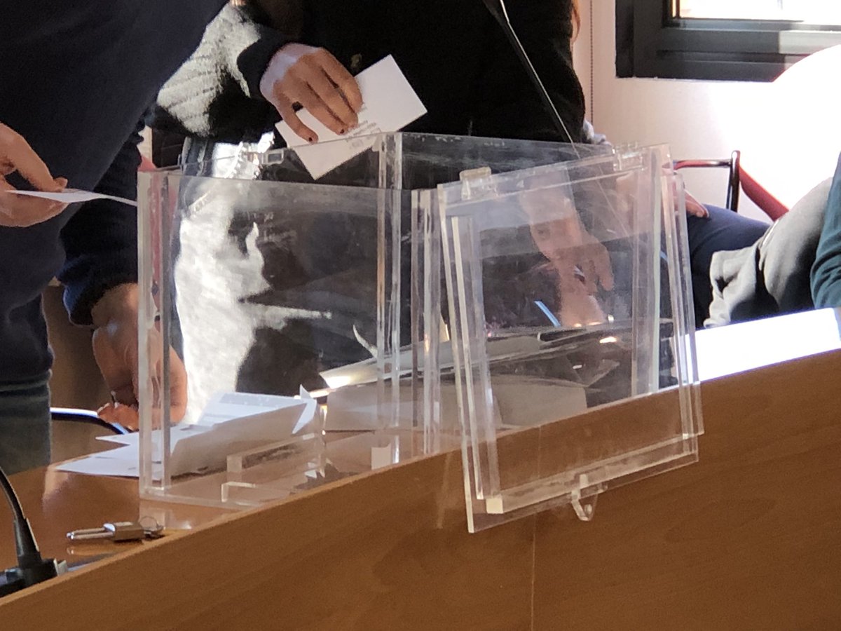 Recompte de vots a les eleccions al #deganat @FccUab. Per 37 sí i 3 vots en blanc s’ha proclamat la candidatura encapçalada pel Dr. Marín i Otto. Felicitats!