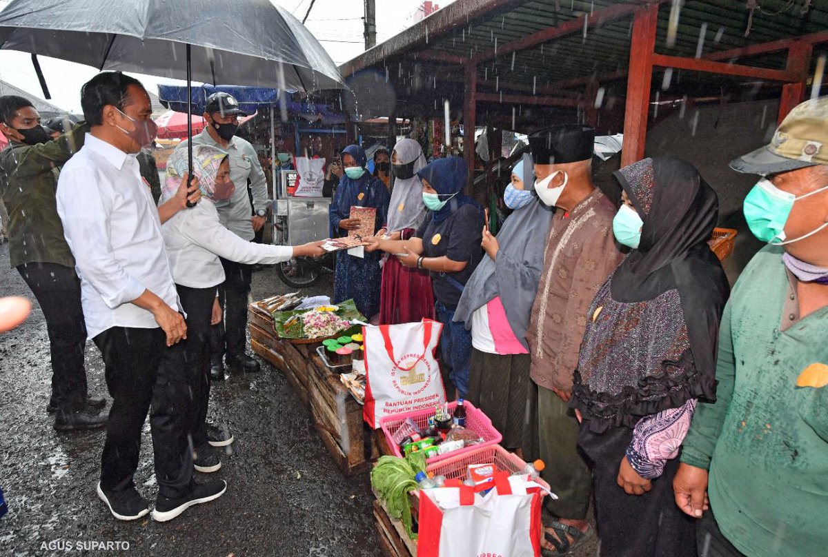 Para pedagang Pasar Kertek di Wonosobo menyambut ramah ketika saya mendatangi mereka siang tadi. 

Saya datang menyerahkan bantuan tunai untuk pedagang kaki lima dan warung di pasar ini. Semoga dapat membantu para pedagang mengembangkan usahanya yang terdampak pandemi Covid-19.