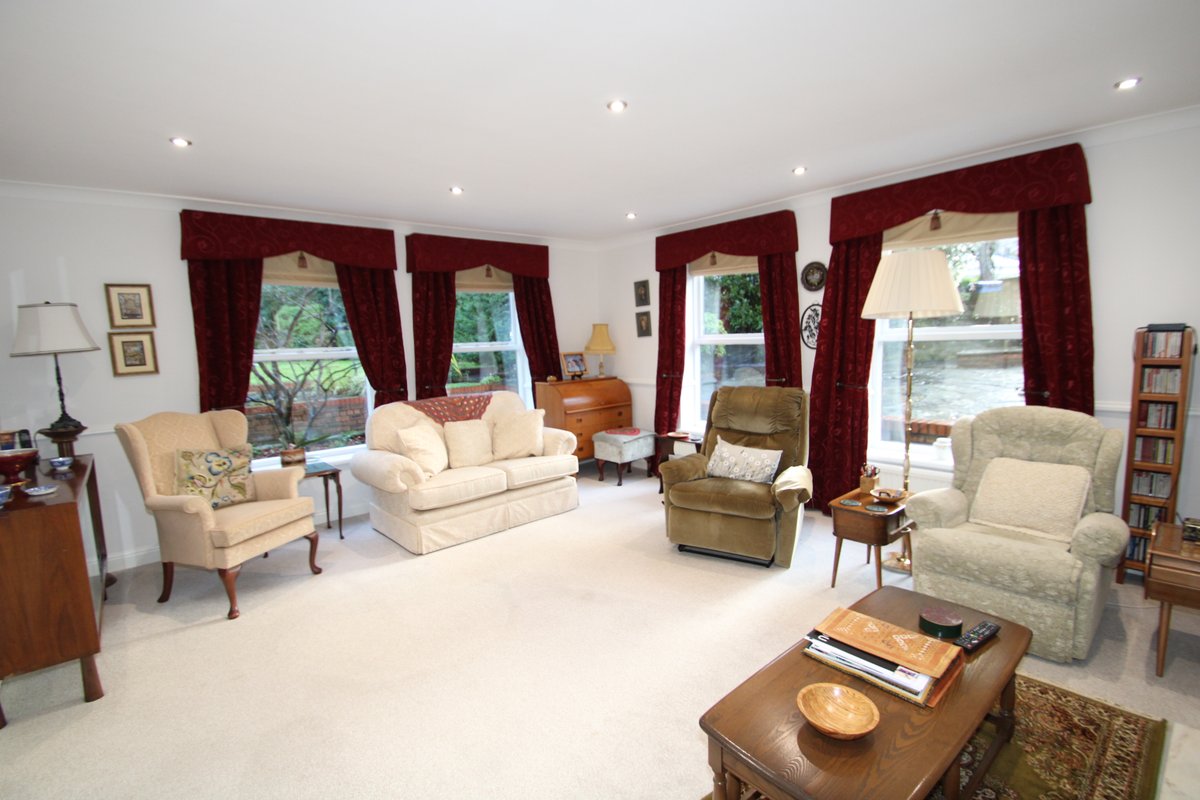 WatersonsEA's tweet photo. NEW!
Booth Road, #Altrincham - £550,000
A fabulous 2 Bedroom ground floor apartment with direct garden &amp; patio access, located in this superb purpose built development, walking distance of the town centre. 1325sqft. For a #viewing ☎️01619416633 or via 📧hale@watersons.net #orsale https://t.co/9a7prwqGjv