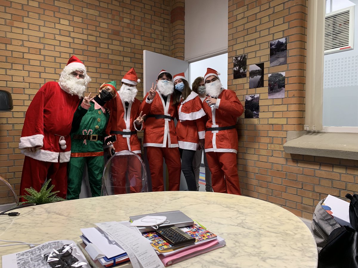 annelalou's tweet photo. C'est déjà #Noël @WSFparis et certain.e.s 1ère année ont décidé de faire leur dernère semaine de cours de 2021 en lutins et pères et mères Noël 😍 Merci Amandine, Marie, Kevin, Timael, Leopold, Enzo et Nathan https://t.co/gRxqCIjm53
