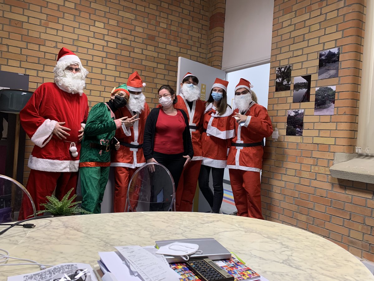 annelalou's tweet photo. C'est déjà #Noël @WSFparis et certain.e.s 1ère année ont décidé de faire leur dernère semaine de cours de 2021 en lutins et pères et mères Noël 😍 Merci Amandine, Marie, Kevin, Timael, Leopold, Enzo et Nathan https://t.co/gRxqCIjm53