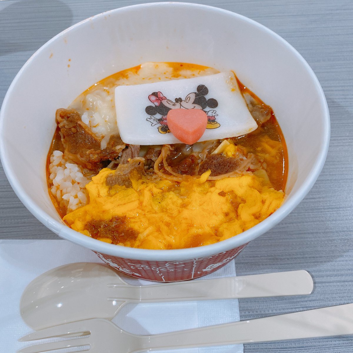 るーた 牛カルビクッパにハンバーグオムライス ボウル 卵がとろとろで最高すぎた チーズものびた ミッキーとミニーの絵柄が印刷されたお餅ももちもち オムライスボウルは3口くらい貰った ハンバーグは安定に美味しすぎる フライドポテトは太め派